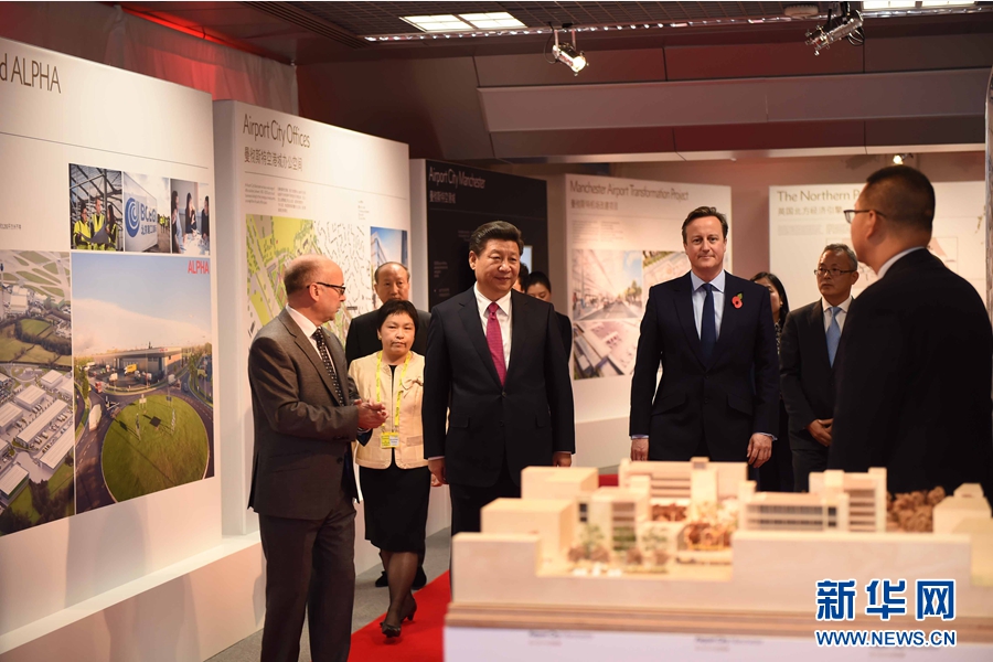 10月23日，國家主席習(xí)近平在英國首相卡梅倫陪同下，參觀曼徹斯特空港城項目。這是習(xí)近平和卡梅倫共同參觀曼徹斯特空港城發(fā)展規(guī)劃圖片展和空港城中國園模型。 新華社記者 張鐸 攝