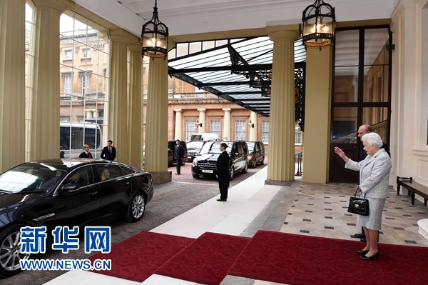 10月22日，國家主席習近平和夫人彭麗媛離開白金漢宮。離開前，英國女王伊麗莎白二世和丈夫菲利普親王專門前來同習近平夫婦親切話別。新華社記者 饒愛民 攝 