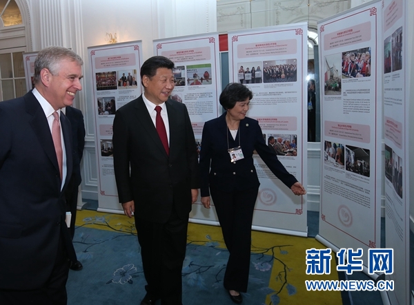 10月22日，國(guó)家主席習(xí)近平在倫敦出席全英孔子學(xué)院和孔子課堂年會(huì)開(kāi)幕式。這是習(xí)近平參觀全英孔子學(xué)院和孔子課堂成果圖片展。 新華社記者 龐興雷 攝