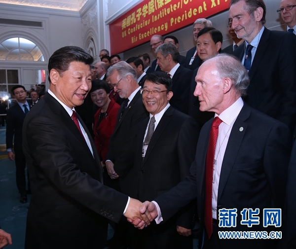 10月22日，國(guó)家主席習(xí)近平在倫敦出席全英孔子學(xué)院和孔子課堂年會(huì)開(kāi)幕式。這是習(xí)近平同參加開(kāi)幕式的嘉賓親切交談。 新華社記者 龐興雷 攝 