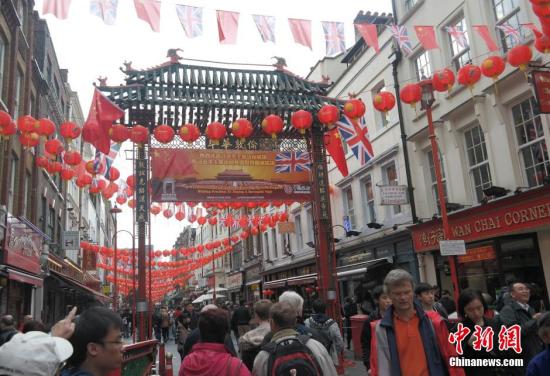 習(xí)近平主席訪問(wèn)英國(guó)，倫敦唐人街掛出大紅燈籠和中英兩國(guó)國(guó)旗。 <a target='_blank' ><p  align=