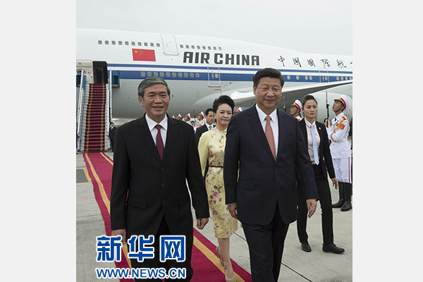 11月5日，中共中央總書記、國(guó)家主席習(xí)近平抵達(dá)越南首都河內(nèi)，開始對(duì)越南進(jìn)行國(guó)事訪問。這是越南高級(jí)官員到機(jī)場(chǎng)迎接習(xí)近平和夫人彭麗媛。新華社記者李學(xué)仁攝