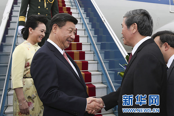 11月5日，中共中央總書記、國(guó)家主席習(xí)近平抵達(dá)越南首都河內(nèi)，開始對(duì)越南進(jìn)行國(guó)事訪問。這是越南高級(jí)官員到機(jī)場(chǎng)迎接習(xí)近平和夫人彭麗媛。新華社記者蘭紅光攝 