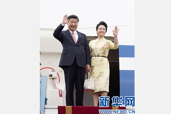 11月5日，中共中央總書記、國(guó)家主席習(xí)近平抵達(dá)越南首都河內(nèi)，開始對(duì)越南進(jìn)行國(guó)事訪問。這是習(xí)近平和夫人彭麗媛步出艙門向歡迎人群揮手致意。新華社記者 李學(xué)仁 攝