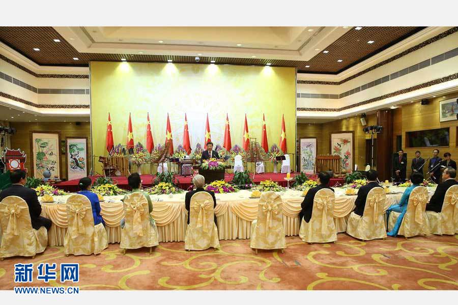 11月5日，中共中央總書記、國家主席習(xí)近平和夫人彭麗媛出席越共中央總書記阮富仲和越南國家主席張晉創(chuàng)在河內(nèi)國際會議中心舉行的盛大歡迎晚宴。新華社記者 龐興雷 攝 