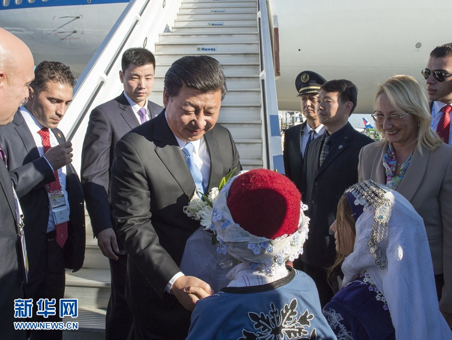 11月14日，國(guó)家主席習(xí)近平抵達(dá)土耳其安塔利亞，應(yīng)土耳其共和國(guó)總統(tǒng)埃爾多安邀請(qǐng)，出席二十國(guó)集團(tuán)領(lǐng)導(dǎo)人第十次峰會(huì)。這是土耳其兒童向習(xí)近平主席獻(xiàn)花。新華社記者 李學(xué)仁 攝 