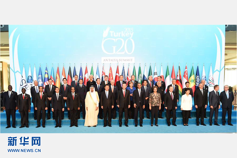 11月15日，中國國家主席習(xí)近平出席在土耳其安塔利亞舉行的二十國集團領(lǐng)導(dǎo)人第十次峰會。這是習(xí)近平主席同與會領(lǐng)導(dǎo)人合影。 新華社記者李學(xué)仁 攝 