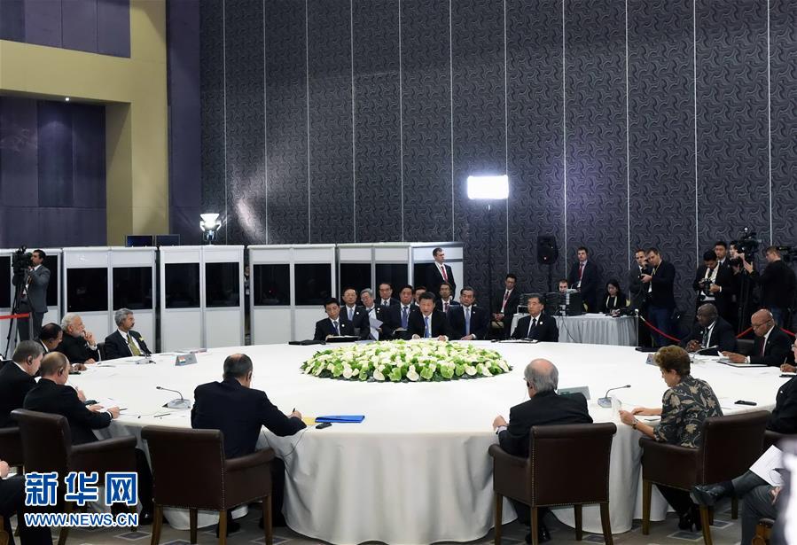  11月15日，金磚國(guó)家領(lǐng)導(dǎo)人非正式會(huì)晤在土耳其安塔利亞舉行，中國(guó)國(guó)家主席習(xí)近平、俄羅斯總統(tǒng)普京、印度總理莫迪、南非總統(tǒng)祖馬、巴西總統(tǒng)羅塞夫出席。習(xí)近平在會(huì)上發(fā)表題為《開(kāi)拓機(jī)遇應(yīng)對(duì)挑戰(zhàn)》的重要講話。 新華社記者 饒愛(ài)民 攝 