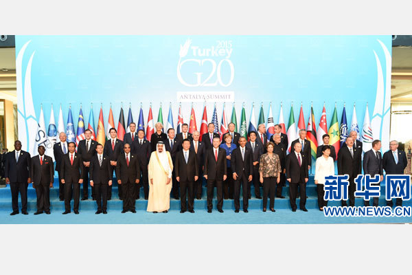 11月15日，二十國集團領(lǐng)導(dǎo)人第十次峰會在土耳其安塔利亞舉行。國家主席習(xí)近平出席并發(fā)表題為《創(chuàng)新增長路徑共享發(fā)展成果》的重要講話。這是習(xí)近平主席同與會領(lǐng)導(dǎo)人合影。 新華社記者 李學(xué)仁 攝