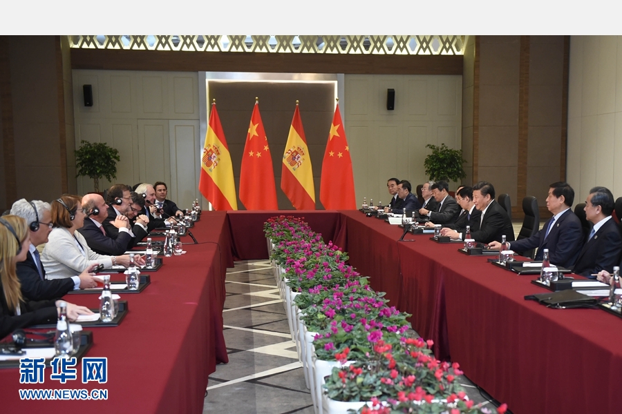 11月16日，國(guó)家主席習(xí)近平在土耳其安塔利亞會(huì)見(jiàn)西班牙首相拉霍伊。 新華社記者 張鐸 攝