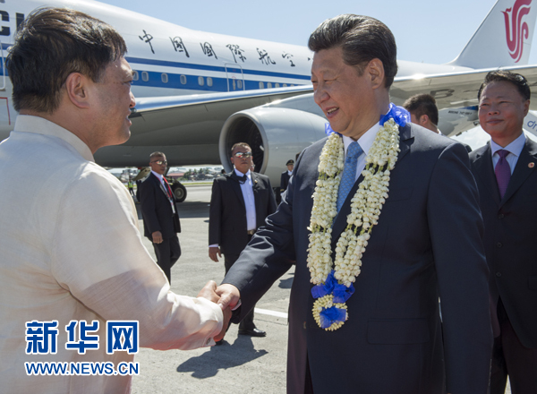 11月17日，國家主席習(xí)近平抵達(dá)菲律賓首都馬尼拉尼諾&middot;阿基諾國際機(jī)場，出席即將舉行的亞太經(jīng)合組織第二十三次領(lǐng)導(dǎo)人非正式會議。菲律賓高級官員到機(jī)場迎接習(xí)近平主席。新華社記者李學(xué)仁攝