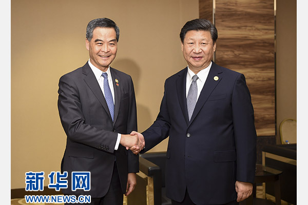 11月18日，國家主席習(xí)近平在菲律賓馬尼拉會見前來出席亞太經(jīng)合組織第二十三次領(lǐng)導(dǎo)人非正式會議的香港特別行政區(qū)行政長官梁振英。新華社記者謝環(huán)馳攝