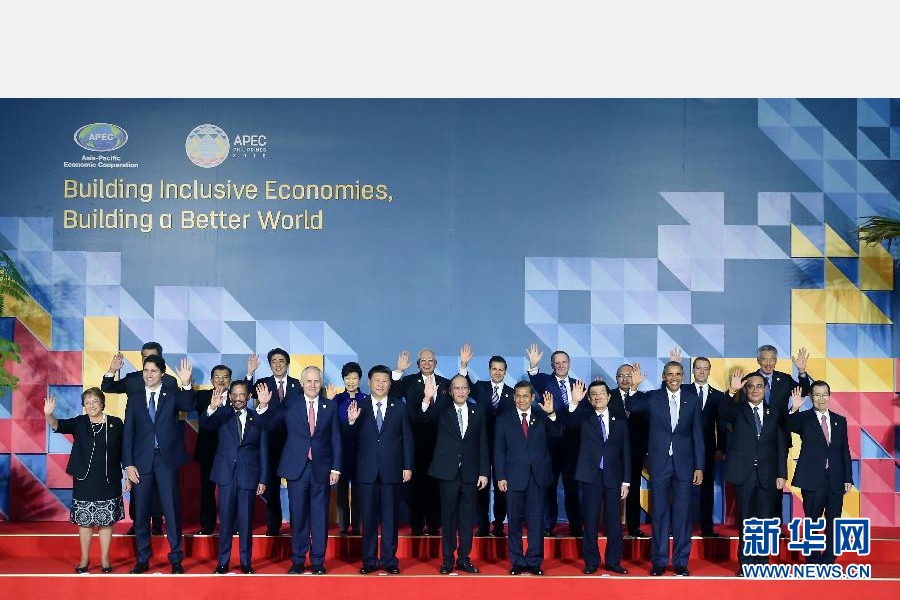 這是會議開始前，國家主席習(xí)近平同其他亞太經(jīng)合組織成員經(jīng)濟(jì)體領(lǐng)導(dǎo)人、代表合影。 新華社記者 姚大偉 攝