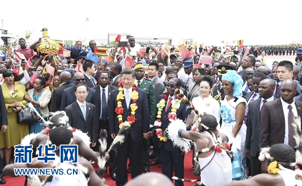 12月1日，中國(guó)國(guó)家主席習(xí)近平乘專機(jī)抵達(dá)津巴布韋首都哈拉雷，開(kāi)始對(duì)津巴布韋進(jìn)行國(guó)事訪問(wèn)。津巴布韋總統(tǒng)穆加貝在機(jī)場(chǎng)舉行隆重歡迎儀式。這是當(dāng)?shù)孛癖娞饸g快熱情的傳統(tǒng)舞蹈，歡迎習(xí)近平和彭麗媛到訪。新華社記者 謝環(huán)馳 攝 