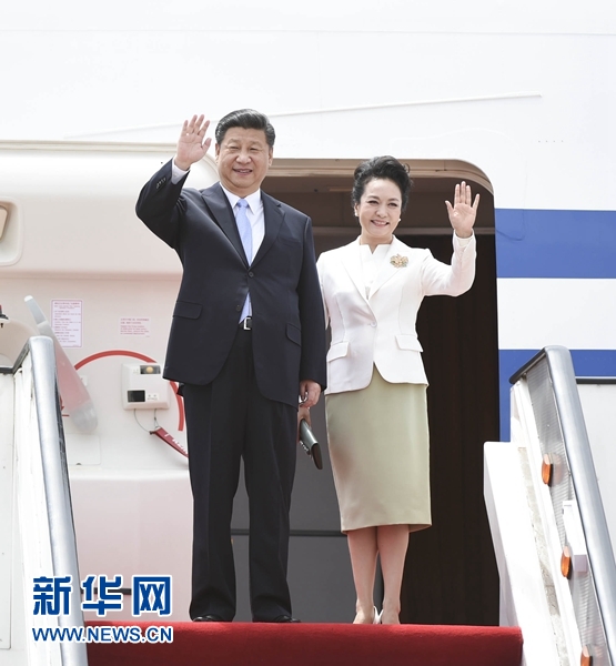 12月1日，中國(guó)國(guó)家主席習(xí)近平乘專機(jī)抵達(dá)津巴布韋首都哈拉雷，開(kāi)始對(duì)津巴布韋進(jìn)行國(guó)事訪問(wèn)。津巴布韋總統(tǒng)穆加貝在機(jī)場(chǎng)舉行隆重歡迎儀式。這是習(xí)近平和夫人彭麗媛向歡迎人群揮手致意。新華社記者 謝環(huán)馳 攝 