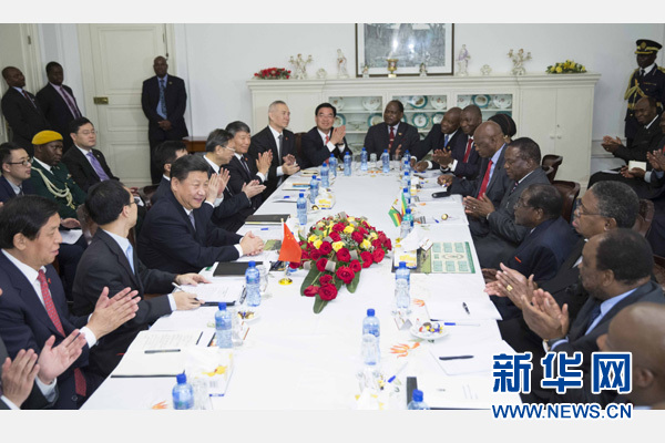 12月1日，國(guó)家主席習(xí)近平在哈拉雷同津巴布韋總統(tǒng)穆加貝舉行會(huì)談。 新華社記者 黃敬文 攝 