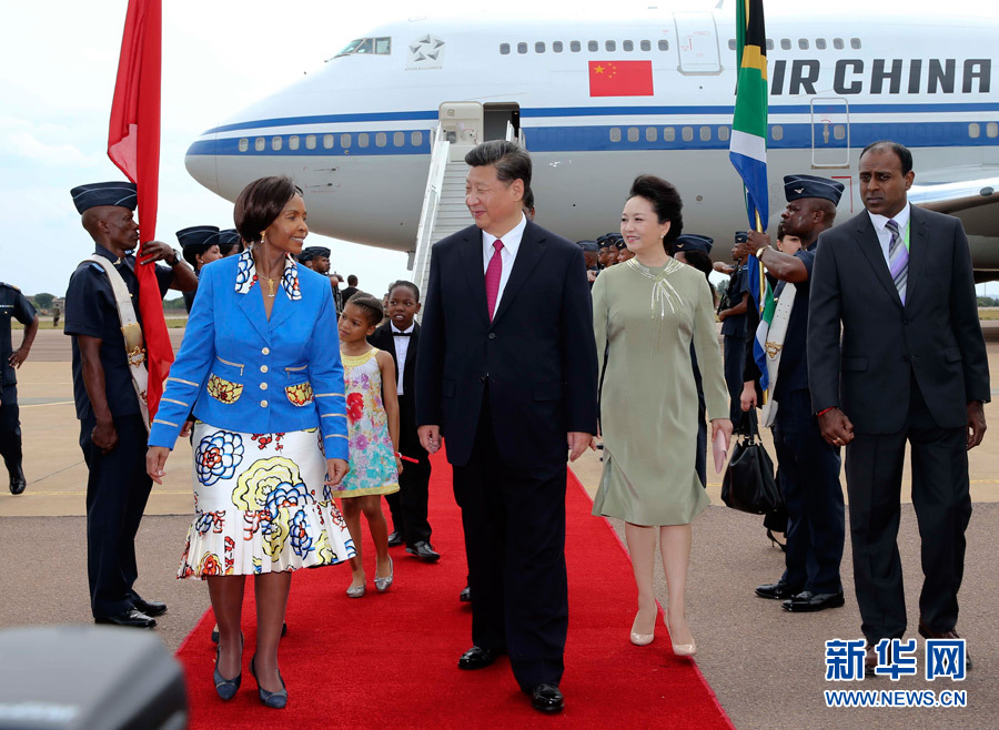 12月2日，國家主席習(xí)近平抵達南非首都比勒陀利亞，開始對南非進行國事訪問。南非外長馬沙巴內(nèi)等政府高級官員到機場迎接習(xí)近平和夫人彭麗媛。新華社記者蘭紅光攝