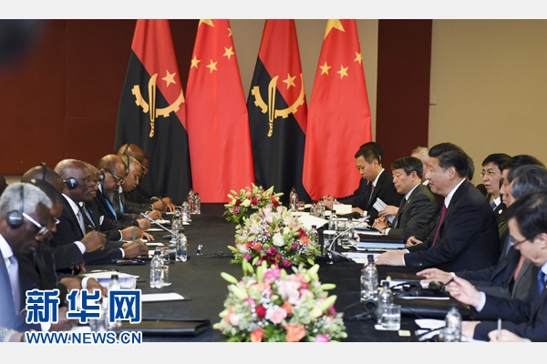 12月3日，國家主席習(xí)近平在約翰內(nèi)斯堡會見安哥拉總統(tǒng)多斯桑托斯。 新華社記者 謝環(huán)馳 攝