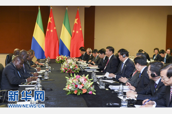 12月3日，國(guó)家主席習(xí)近平在約翰內(nèi)斯堡會(huì)見(jiàn)加蓬總統(tǒng)邦戈。新華社記者 謝環(huán)馳 攝 