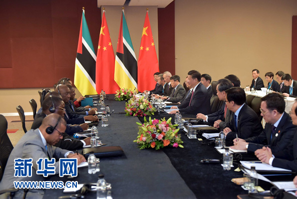 12月3日，國家主席習近平在約翰內(nèi)斯堡會見莫桑比克總統(tǒng)紐西。新華社記者 李濤 攝 