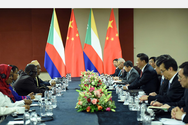 12月4日，國家主席習(xí)近平在約翰內(nèi)斯堡會見科摩羅總統(tǒng)伊基利盧。 新華社記者 張鐸 攝 

