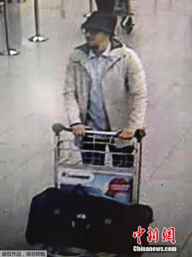 比利時(shí)聯(lián)邦警察公布一張機(jī)場(chǎng)監(jiān)控拍攝下的三名機(jī)場(chǎng)恐襲嫌疑犯的視頻截圖。