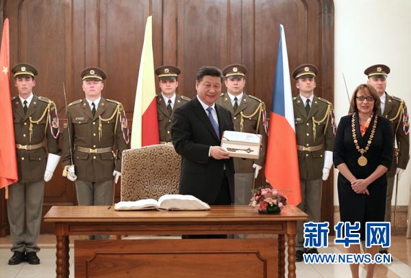 當(dāng)?shù)貢r(shí)間3月29日，國家主席習(xí)近平在捷克布拉格會(huì)見布拉格市長科爾娜喬娃，并接受科爾娜喬娃代表該市贈(zèng)予的城市鑰匙。 新華社記者 龐興雷攝