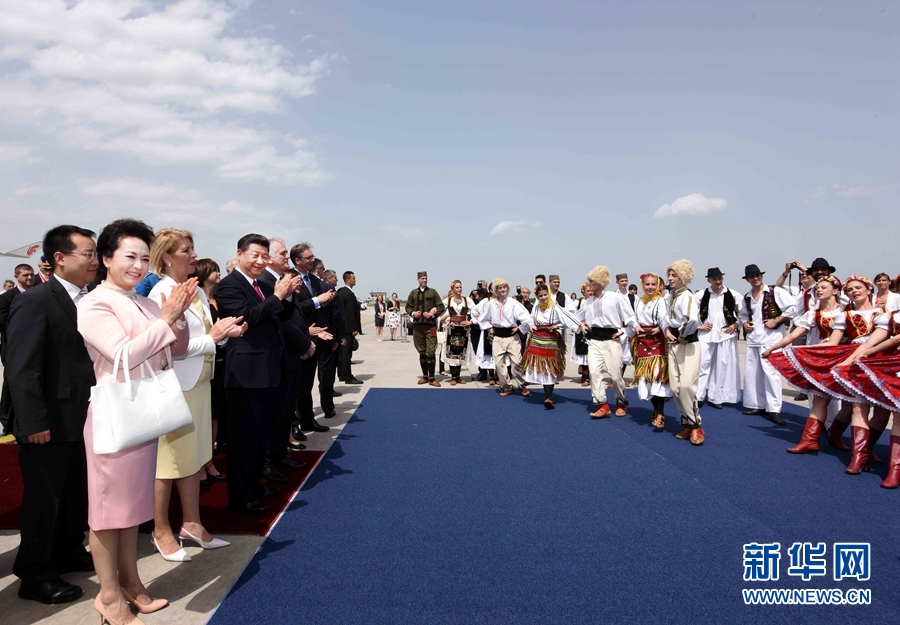 6月17日，國家主席習(xí)近平乘專機(jī)抵達(dá)貝爾格萊德，開始對(duì)塞爾維亞共和國進(jìn)行國事訪問。塞爾維亞民眾跳起歡快熱情的傳統(tǒng)舞蹈科羅舞熱烈歡迎習(xí)近平和夫人彭麗媛到訪。新華社記者 饒愛民 攝 