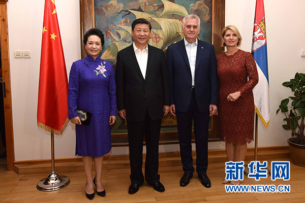 當(dāng)?shù)貢r(shí)間6月17日，國(guó)家主席習(xí)近平同塞爾維亞總統(tǒng)尼科利奇在貝爾格萊德舉行會(huì)晤。這是習(xí)近平和夫人彭麗媛同尼科利奇夫婦在和平別墅合影。新華社記者饒愛(ài)民攝