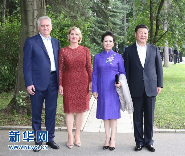 當(dāng)?shù)貢r(shí)間6月17日，國(guó)家主席習(xí)近平同塞爾維亞總統(tǒng)尼科利奇在貝爾格萊德舉行會(huì)晤。這是習(xí)近平和夫人彭麗媛同尼科利奇夫婦在和平別墅合影。新華社記者 丁林 攝