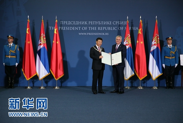 6月18日，國家主席習(xí)近平在貝爾格萊德同塞爾維亞總統(tǒng)尼科利奇舉行會談。會談后，尼科利奇向習(xí)近平授予塞爾維亞最高級別勛章&ldquo;共和國一級榮譽(yù)勛章&rdquo;，感謝習(xí)近平為中塞關(guān)系發(fā)展作出的杰出貢獻(xiàn)。新華社記者蘭紅光攝 