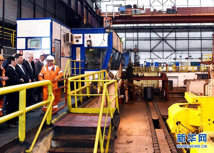 6月19日上午，國(guó)家主席習(xí)近平在貝爾格萊德參觀河鋼集團(tuán)塞爾維亞斯梅代雷沃鋼廠。 新華社記者 饒愛民 攝