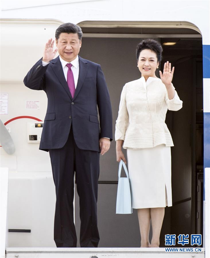 6月19日，國家主席習近平抵達華沙，開始對波蘭共和國進行國事訪問。這是習近平和夫人彭麗媛步出艙門。 新華社記者 謝環(huán)馳 攝 