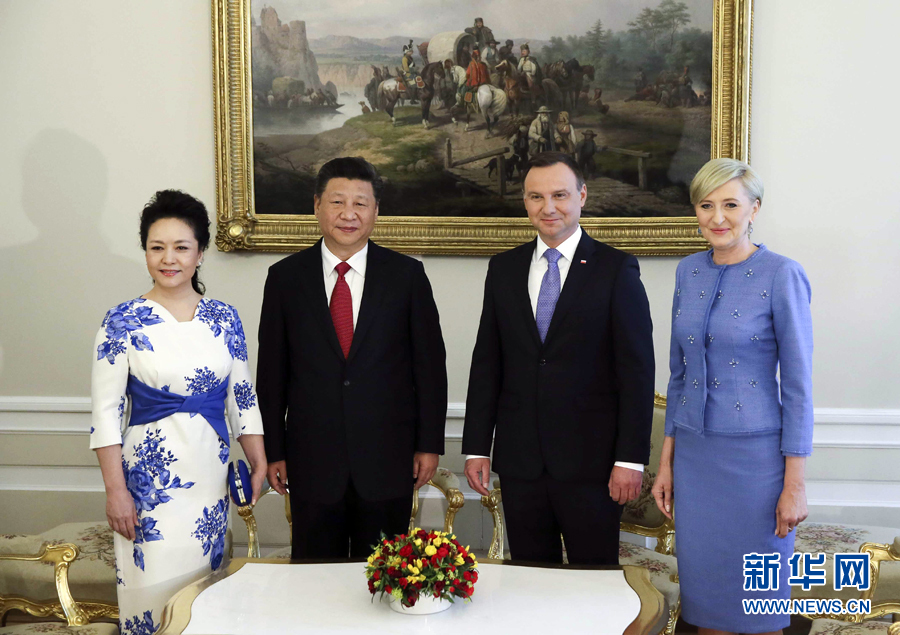 6月20日，國(guó)家主席習(xí)近平出席波蘭總統(tǒng)杜達(dá)在華沙總統(tǒng)府舉行的隆重歡迎儀式。歡迎儀式后，習(xí)近平和夫人彭麗媛同杜達(dá)和夫人阿加塔簡(jiǎn)短寒暄。新華社記者 蘭紅光 攝