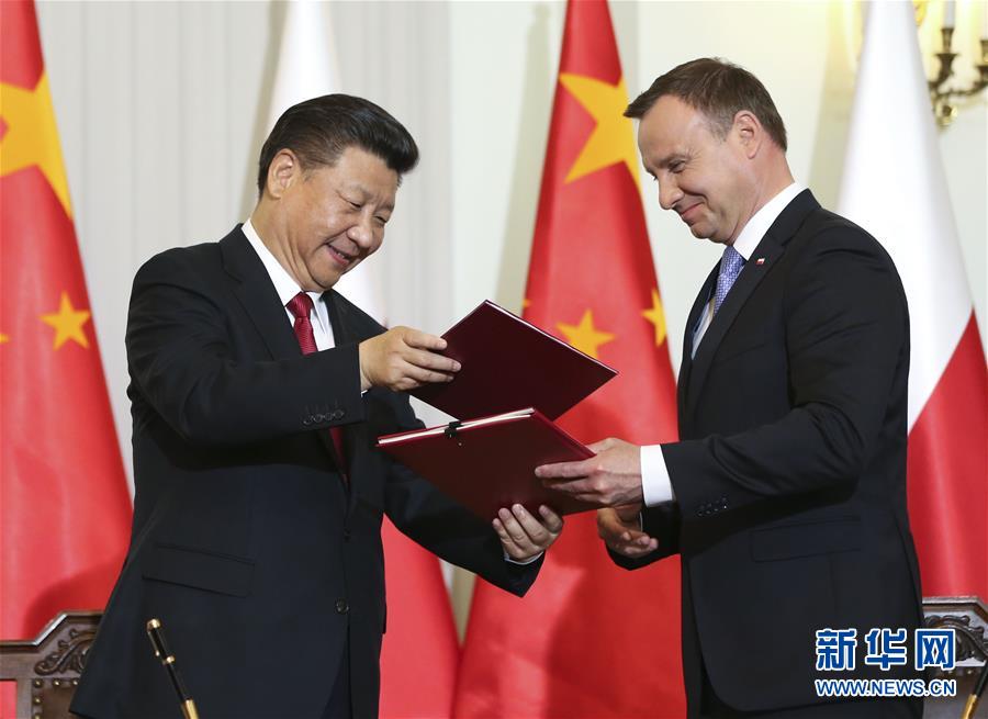 6月20日，國家主席習(xí)近平在華沙同波蘭總統(tǒng)杜達(dá)舉行會談。這是會談后，兩國元首共同簽署《中華人民共和國和波蘭共和國關(guān)于建立全面戰(zhàn)略伙伴關(guān)系的聯(lián)合聲明》。新華社記者蘭紅光攝