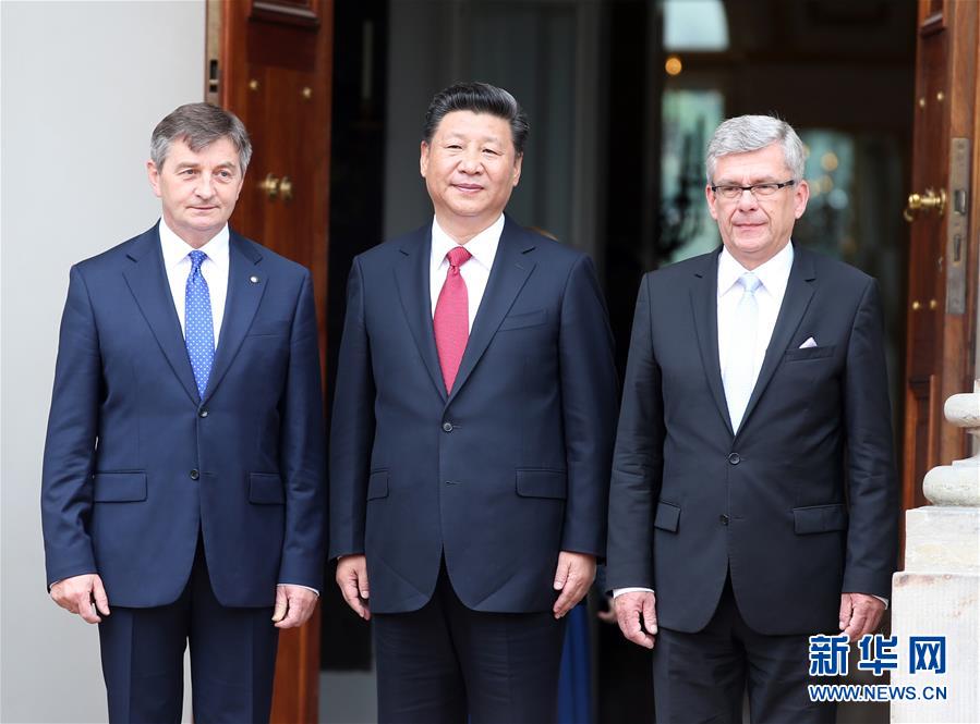 6月20日，國家主席習(xí)近平在華沙瓦津基公園水上宮殿會見波蘭參議長卡切夫斯基（右）和眾議長庫赫欽斯基。 新華社記者 姚大偉 攝  