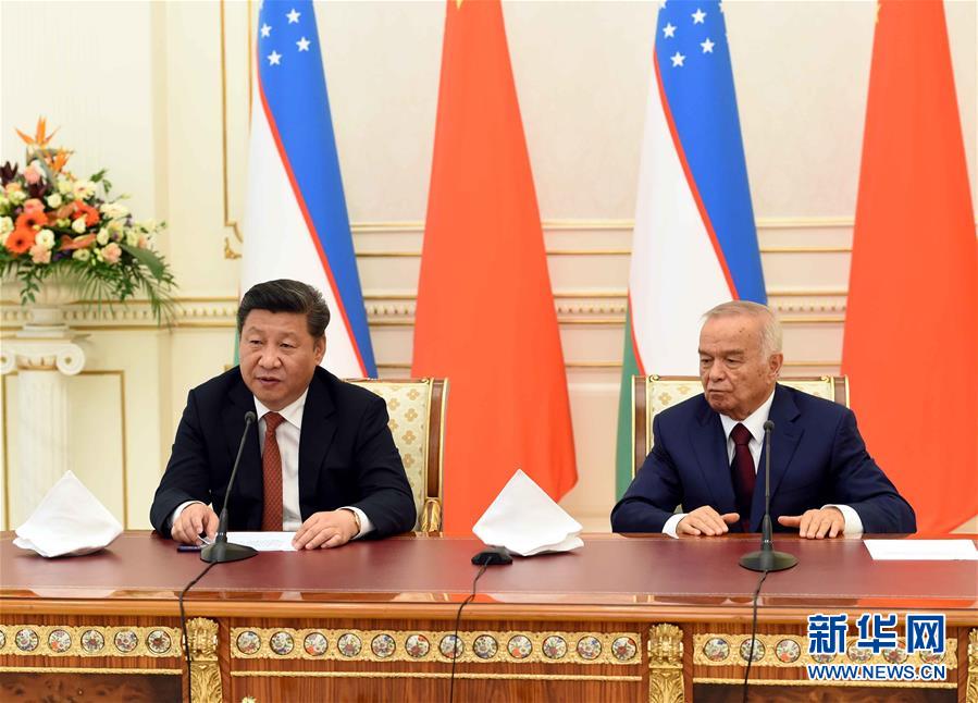 6月22日，國家主席習近平在塔什干庫克薩萊國賓館同烏茲別克斯坦總統(tǒng)卡里莫夫舉行會談。會談后，兩國元首共同會見記者。 新華社記者饒愛民攝