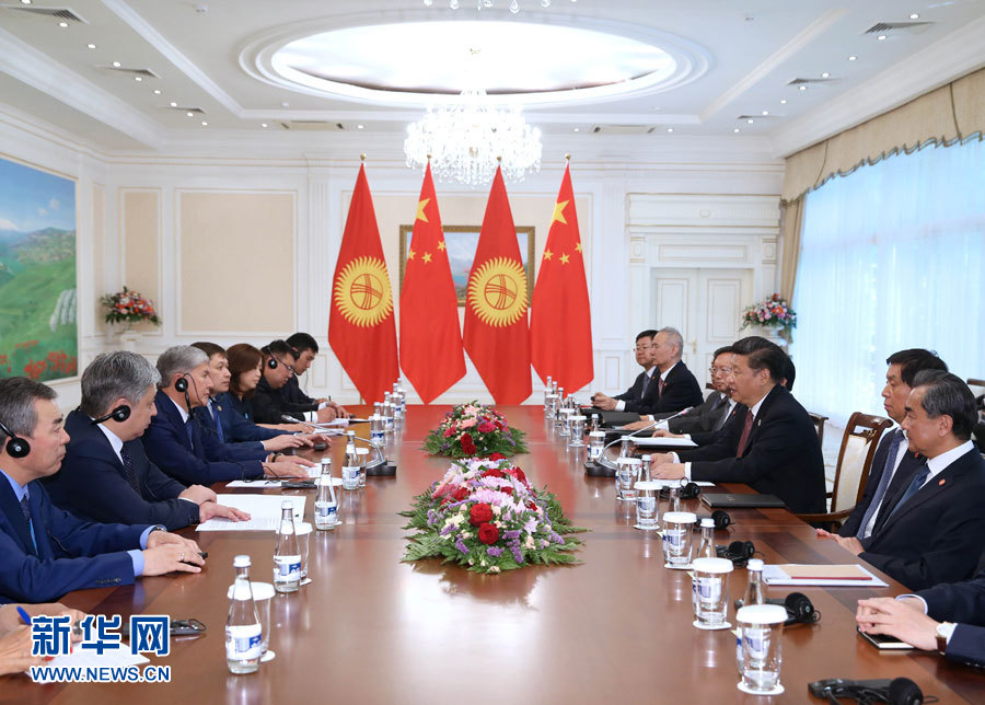 6月24日，國家主席習(xí)近平在烏茲別克斯坦塔什干會見吉爾吉斯斯坦總統(tǒng)阿坦巴耶夫。 新華社記者 馬占成 攝