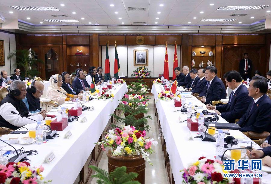 10月14日，國(guó)家主席習(xí)近平在達(dá)卡同孟加拉國(guó)總理哈西娜舉行會(huì)談。 新華社記者劉衛(wèi)兵攝 