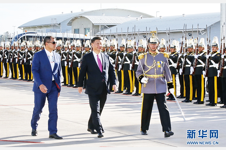 當地時間11月17日，國家主席習近平乘專機抵達基多，開始對厄瓜多爾共和國進行國事訪問。這是厄瓜多爾總統(tǒng)科雷亞在機場為習近平舉行隆重歡迎儀式。新華社記者 鞠鵬 攝 