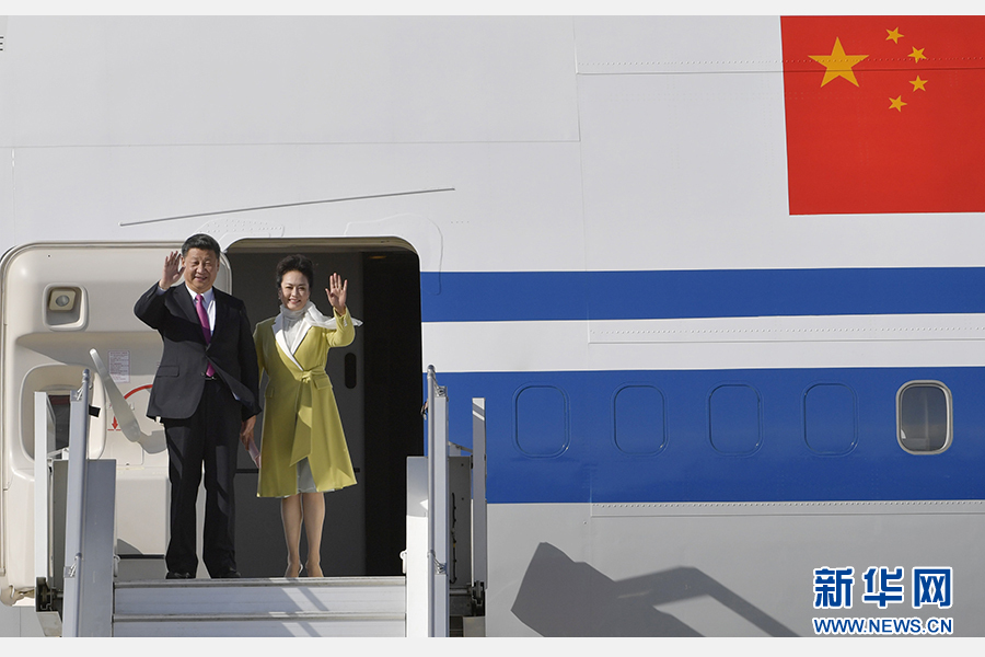 當地時間11月17日，國家主席習近平乘專機抵達基多，開始對厄瓜多爾共和國進行國事訪問。這是習近平與夫人彭麗媛向歡迎人群揮手致意。新華社記者 王曄 攝 