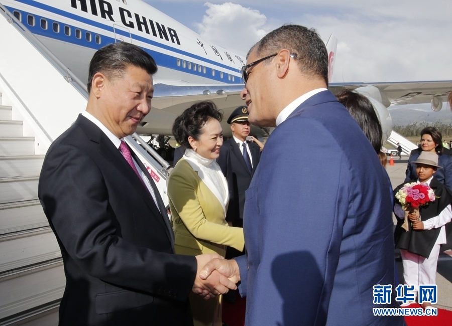 當地時間11月17日，國家主席習近平乘專機抵達基多，開始對厄瓜多爾共和國進行國事訪問。厄瓜多爾總統(tǒng)科雷亞和夫人馬勒布等在舷梯旁熱情迎接習近平和夫人彭麗媛。新華社記者 鞠鵬 攝