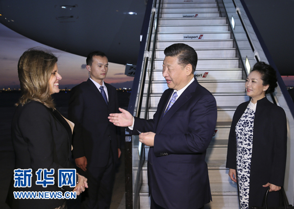 當(dāng)?shù)貢r(shí)間11月18日，國家主席習(xí)近平抵達(dá)利馬，出席亞太經(jīng)合組織第二十四次領(lǐng)導(dǎo)人非正式會(huì)議并對(duì)秘魯共和國進(jìn)行國事訪問。習(xí)近平和夫人彭麗媛受到秘魯副總統(tǒng)阿勞斯等熱情迎接。新華社記者 蘭紅光 攝