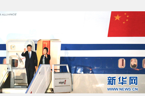 當(dāng)?shù)貢r(shí)間11月18日，國家主席習(xí)近平抵達(dá)利馬，出席亞太經(jīng)合組織第二十四次領(lǐng)導(dǎo)人非正式會(huì)議并對(duì)秘魯共和國進(jìn)行國事訪問。習(xí)近平和夫人彭麗媛受到秘魯副總統(tǒng)阿勞斯等熱情迎接。新華社記者 丁林 攝