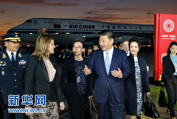 當(dāng)?shù)貢r(shí)間11月18日，國家主席習(xí)近平抵達(dá)利馬，出席亞太經(jīng)合組織第二十四次領(lǐng)導(dǎo)人非正式會(huì)議并對(duì)秘魯共和國進(jìn)行國事訪問。習(xí)近平和夫人彭麗媛受到秘魯副總統(tǒng)阿勞斯等熱情迎接。新華社記者 鞠鵬 攝