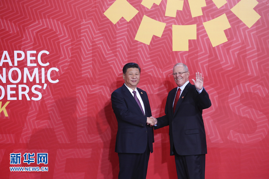 11月20日，亞太經(jīng)合組織第二十四次領(lǐng)導(dǎo)人非正式會(huì)議在秘魯利馬舉行。國(guó)家主席習(xí)近平出席并發(fā)表題為《面向未來(lái)開(kāi)拓進(jìn)取促進(jìn)亞太發(fā)展繁榮》的重要講話。這是會(huì)議開(kāi)始前，習(xí)近平受到秘魯總統(tǒng)庫(kù)琴斯基的熱情迎接。 新華社記者 龐興雷 攝