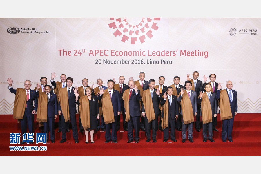 11月20日，亞太經(jīng)合組織第二十四次領(lǐng)導(dǎo)人非正式會(huì)議在秘魯利馬舉行。國(guó)家主席習(xí)近平出席并發(fā)表題為《面向未來(lái)開(kāi)拓進(jìn)取促進(jìn)亞太發(fā)展繁榮》的重要講話。這是會(huì)議期間，國(guó)家主席習(xí)近平同其他亞太經(jīng)合組織成員經(jīng)濟(jì)體領(lǐng)導(dǎo)人、代表合影。 新華社記者 丁林 攝