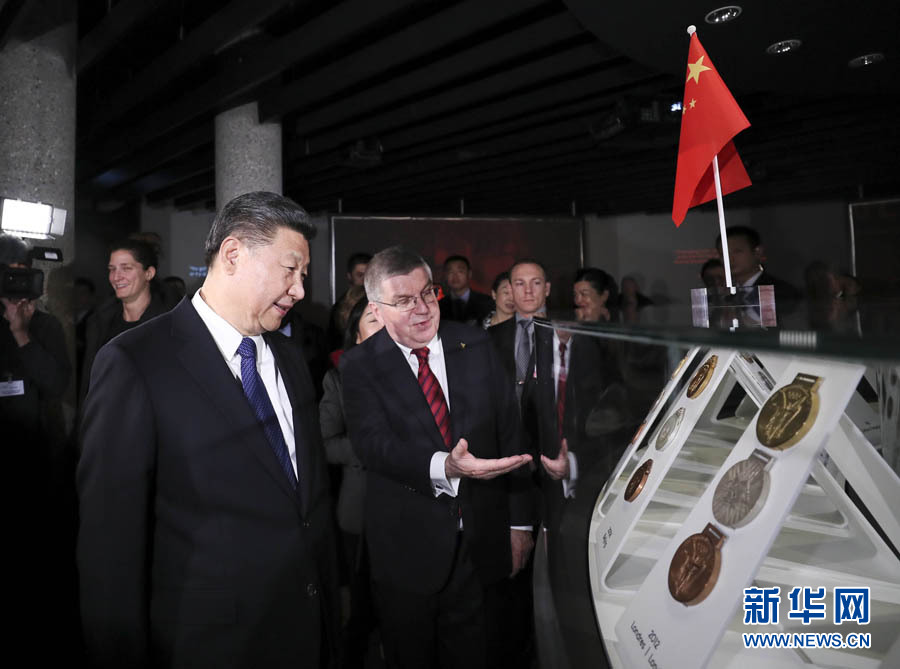 1月18日，國家主席習(xí)近平在瑞士洛桑國際奧林匹克博物館會見國際奧林匹克委員會主席巴赫。這是會見后，習(xí)近平在巴赫陪同下參觀往屆奧運會獎牌展。新華社記者 蘭紅光 攝