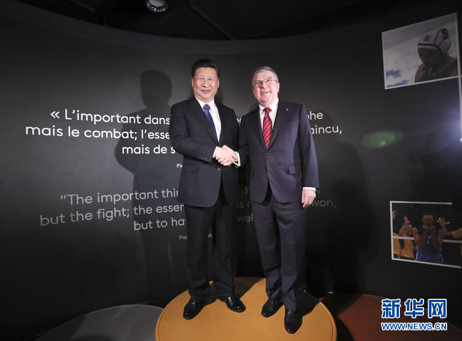 1月18日，國家主席習(xí)近平在瑞士洛桑國際奧林匹克博物館會見國際奧林匹克委員會主席巴赫。這是習(xí)近平和巴赫在奧運冠軍領(lǐng)獎臺上合影。新華社記者 蘭紅光 攝