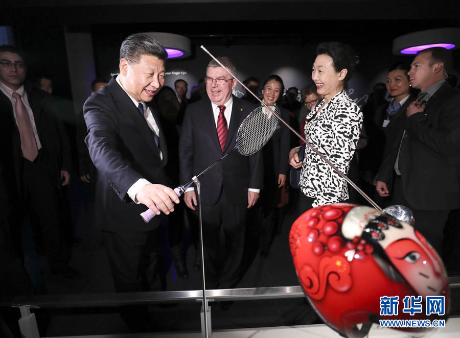 1月18日，國家主席習(xí)近平在瑞士洛桑國際奧林匹克博物館會見國際奧林匹克委員會主席巴赫。這是習(xí)近平在巴赫陪同下，參觀羽毛球世界冠軍李玲蔚用過的球拍。新華社記者 蘭紅光 攝